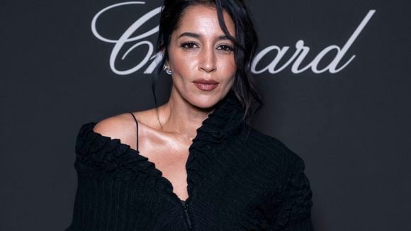 Divine en robe satinée et boléro vintage, Leïla Bekhti fait sensation à la soirée Chopard à Cannes