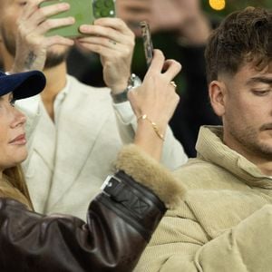 Amandine Petit, fraîchement fiancée, a vibré pour le PSG avec son compagnon Julien Georges.
Amandine Petit (miss France 2021) et son compagnon Julien Georges - Célébrités dans les tribunes lors du match de Ligue des Champions entre le Paris Saint Germain contre Tottenham Hotspur Football Club (5-3) au Parc des Princes à Paris le 26 novembre 2025. © Cyril Moreau/Bestimage