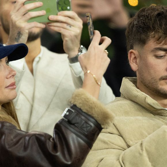 Amandine Petit, fraîchement fiancée, a vibré pour le PSG avec son compagnon Julien Georges.

Amandine Petit (miss France 2021) et son compagnon Julien Georges - Célébrités dans les tribunes lors du match de Ligue des Champions entre le Paris Saint Germain contre Tottenham Hotspur Football Club (5-3) au Parc des Princes à Paris le 26 novembre 2025. © Cyril Moreau/Bestimage