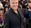 Il a même été immortalisé en photo tout sourire au côté d'une employée du restaurant 
George Clooney au photocall de "Money Monster" au 69ème Festival international du film de Cannes le 12 mai 2016. © Dominique Jacovides / Bestimage