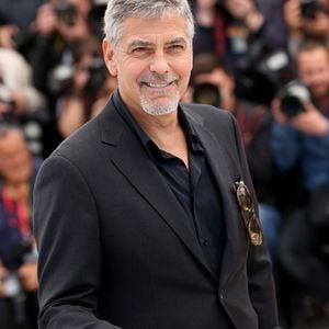 Il a même été immortalisé en photo tout sourire au côté d'une employée du restaurant 
George Clooney au photocall de "Money Monster" au 69ème Festival international du film de Cannes le 12 mai 2016. © Dominique Jacovides / Bestimage