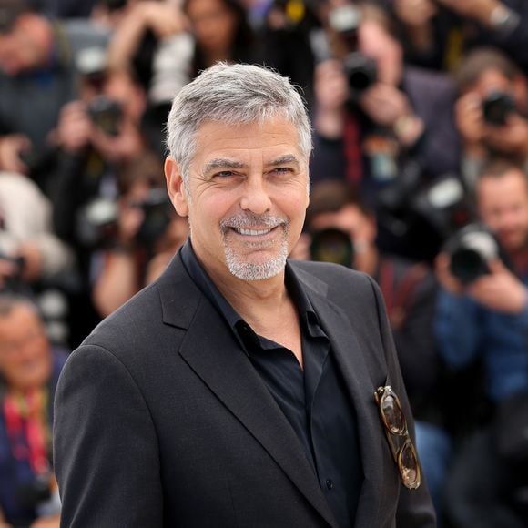 Il a même été immortalisé en photo tout sourire au côté d'une employée du restaurant 
George Clooney au photocall de "Money Monster" au 69ème Festival international du film de Cannes le 12 mai 2016. © Dominique Jacovides / Bestimage