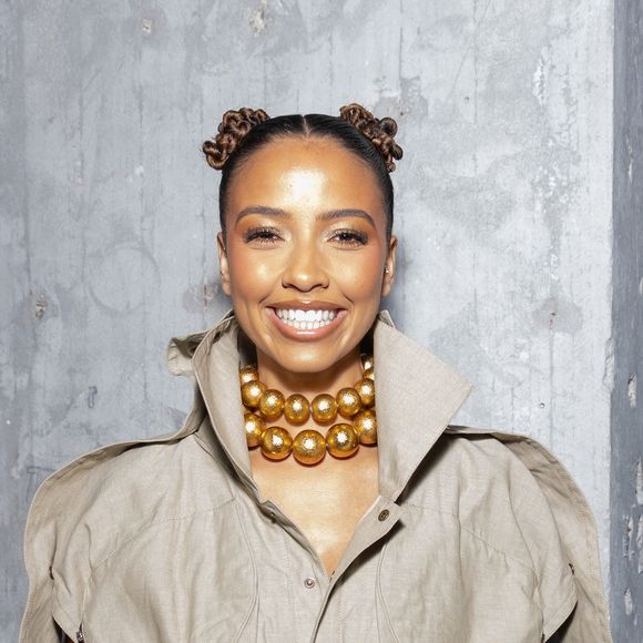 Une maternité y a été érigée grâce à Flora, et cela n'est pas sans lui donner l'idée de devenir maman à son tour.

Flora Coquerel assiste au défilé ALAINPAUL Womenswear Fall/Winter 2026-2027 dans le cadre de la Fashion Week de Paris le 03 mars 2026 à Paris, France. Photo Nasser Berzane/ABACAPRESS.COM