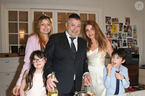 Exclusif - Jean-Marie Bigard, sa femme Lola Marois et leurs enfants Bella et Jules, et Lou, la soeur de Lola Marois - Jean-Marie Bigard et Lola Marois lors de la cérémonie oecuménique à l'occasion du renouvellement de leurs voeux pour leur 10 ans de mariage. Le 27 mai 2021 © Coadic Guirec / Bestimage