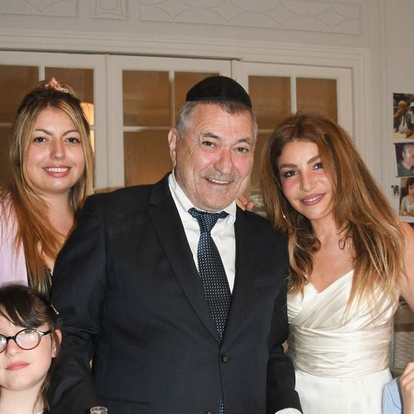 Exclusif - Jean-Marie Bigard, sa femme Lola Marois et leurs enfants Bella et Jules, et Lou, la soeur de Lola Marois - Jean-Marie Bigard et Lola Marois lors de la cérémonie oecuménique à l'occasion du renouvellement de leurs voeux pour leur 10 ans de mariage. Le 27 mai 2021 © Coadic Guirec / Bestimage