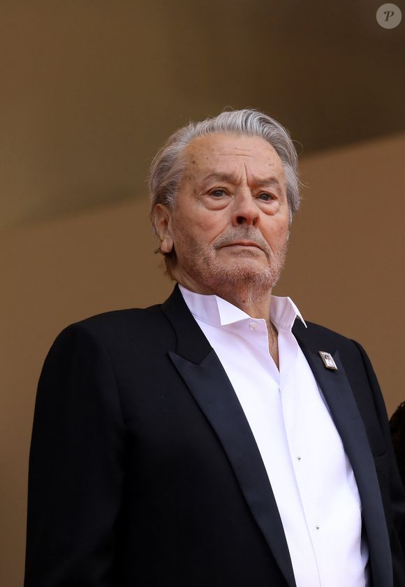 Alain Delon - Montée des marches du film "A Hidden Life" lors du 72ème Festival International du Film de Cannes. Le 19 mai 2019 © Jacovides-Moreau / Bestimage