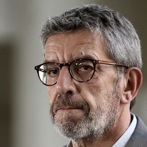 Michel Cymes sort les griffes.

Michel Cymes participe au lancement des Journées pour une France en forme dans le cadre de la Grande Cause Nationale © Stéphane Lemouton / Bestimage