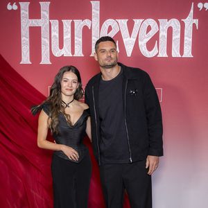 Le nageur français Florent Manaudou et la danseuse et actrice française Elsa Bois posent lors d'une séance photo avant la projection du film « Les Hauts de Hurlevent » au cinéma du Grand Rex à Paris, le 2 février 2026. Photo : Eliot Blondet/ABACAPRESS.COM