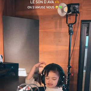 Son père a posté une vidéo d'elle sur Instagram en pleine prestation dans un studio 

Ava, la fille d'Aya Nakamura et Vladimir Boudnikoff