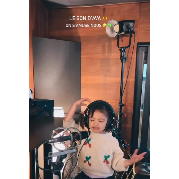 Son père a posté une vidéo d'elle sur Instagram en pleine prestation dans un studio 

Ava, la fille d'Aya Nakamura et Vladimir Boudnikoff