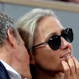 Anne-Sophie Lapix et son mari Arthur Sadoun en tribunes lors des Internationaux de France de Tennis de Roland Garros 2025, à Paris, France, le 6 juin 2025. © Jacovides-Moreau/Bestimage