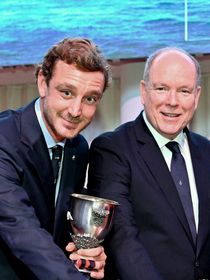 Prince Albert : l’époux de Charlène de Monaco récompense une personne chère à son cœur lors d’une soirée exceptionnelle