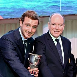 Le prince Albert II de Monaco a assisté à la cérémonie d’intronisation des nouveaux membres du Yacht Club de Monaco.

Pierre Casiraghi, le vice-président du Y.C.M., le prince Albert II de Monaco et Peter Harrison, le coéquipier de Pierre Casiraghi, durant la cérémonie d'intronisation des nouveaux membres du Yacht Club de Monaco ainsi que la remise des YCM Awards-Trophée Credit Suisse 2025, présidé par le prince Albert II de Monaco au Yacht Club de Monaco.  © Bruno Bebert / Bestimage