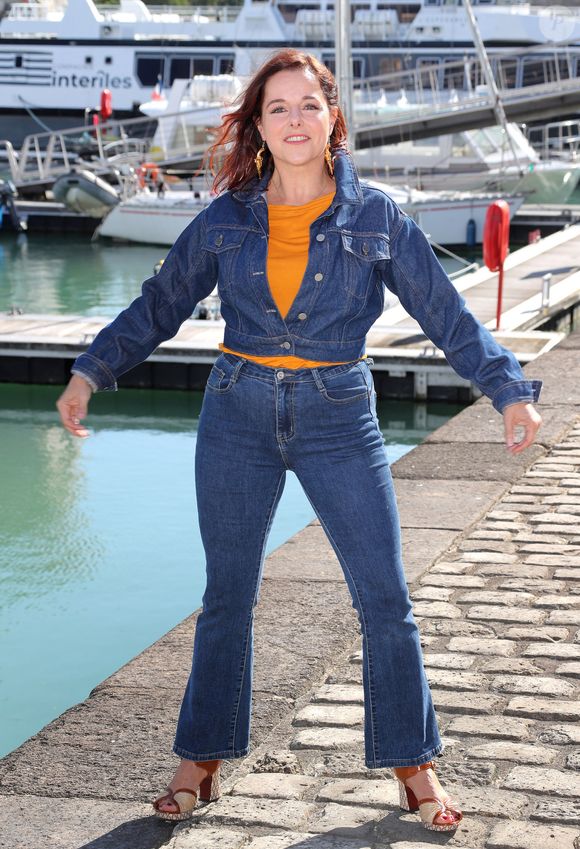 la société qui dit : ’Une femme complète est une femme qui a un enfant’." Et d'ajouter avec le franc-parler qu'on lui connaît : 

Laure Calamy en photocall pour le téléfilm en compétition "Je ne me laisserai plus faire" lors de la 26ème édition du Festival de la fiction télé de La Rochelle, France, le 12 septembre 2024. © Patrick Bernard/Bestimage