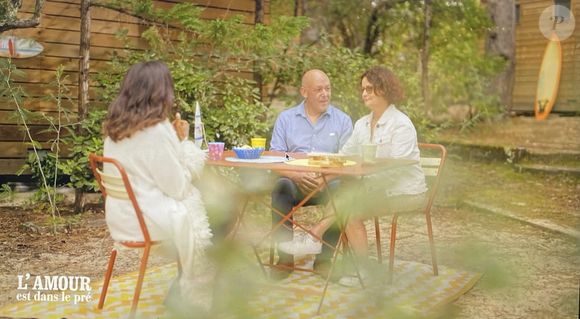 Et un critère important est à respecter : "Il est comme moi, il ne veut pas une femme qui habite trop loin. Sinon, c'est galère avec la route."

Renaud et Anne au bilan de "L'amour est dans le pré". M6