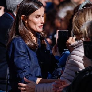 Le roi Felipe VI et la reine Letizia d’Espagne visitent Utiel, moins d'un mois après leur accueil houleux à Valence, suite aux inondations meurtrières, le 19 novembre 2024. © Dana Press/bestimage