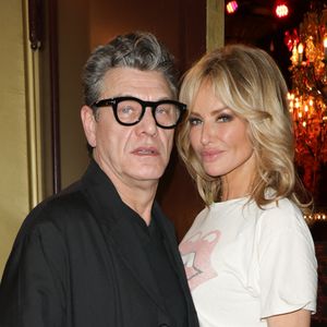 Si elle est épanouie dans sa vie de maman d'une petite Nina, 6 ans, elle l'est désormais aussi dans sa vie sentimentale avec Marc Lavoine.

Exclusif - Marc Lavoine (co-producteur du spectacle) et sa compagne Adriana Karembeu lors de la générale du spectacle musical "Les Souliers Rouges" au Casino de Paris, le 24 janvier 2025.
© Guirec Coadic/Bestimage