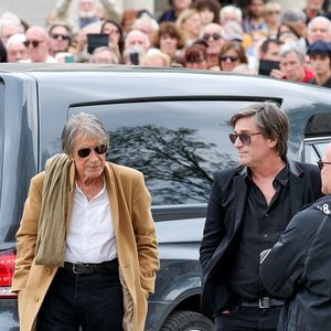 Thomas n'en oublie pas son père toutefois, Jacques, vit d'ailleurs dans sa maison à Monticello, en Corse.

Jacques Dutronc et son fils Thomas Dutronc - Arrivées aux obsèques de l'auteure-compositrice-interprète et actrice française Françoise Hardy au crématorium du cimetière du Père-Lachaise à Paris, France, le 20 juin 2024. © Jacovides-Moreau/Bestimage