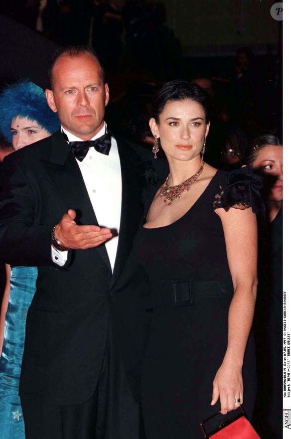 Pour rappel, Bruce Willis est l'heureux papa de cinq filles : Rumer Glenn (1988), Scout Larue (1991) et Tallulah Belle (1994) nées de son ancien mariage avec Demi Moore. 

Archives - Demi Moore et Bruce Willis lors du 50ème Festival du Film international de Cannes - 1997. (ANGELI-RINDOFF-GARCIA / BESTIMAGE).