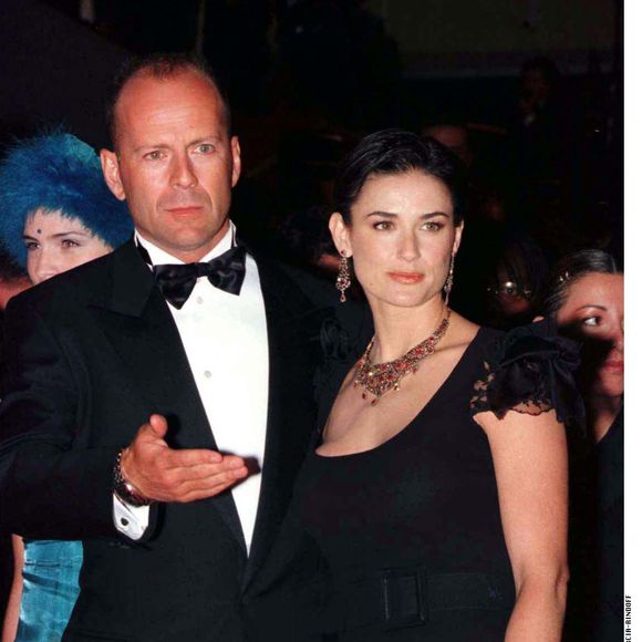 Pour rappel, Bruce Willis est l'heureux papa de cinq filles : Rumer Glenn (1988), Scout Larue (1991) et Tallulah Belle (1994) nées de son ancien mariage avec Demi Moore. 

Archives - Demi Moore et Bruce Willis lors du 50ème Festival du Film international de Cannes - 1997. (ANGELI-RINDOFF-GARCIA / BESTIMAGE).