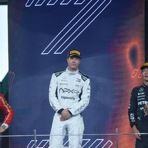 Brad Pitt et Damson Idris tournent une scène de leur prochain film lors du Grand Prix de Formule 1 Etihad Airways d'Abu Dhabi au circuit de Yas Marina, le 8 décembre 2024 à Abu Dhabi, Émirats Arabes Unis.