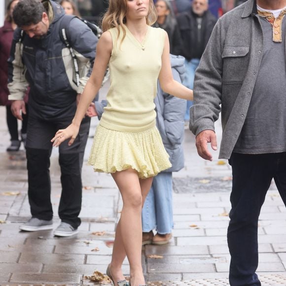 A Londres, Lily Rose Depp s'affiche dans une mini-robe jaune sans soutien-gorge 



Pictured: Lily Rose Depp