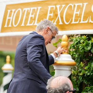 Il a fait le déplacement pour présenter son nouveau film intitulé "Jay Kelly"

George Clooney arrive à l'hôtel Excelsior durant la 82e édition du Festival international du film de Venise (La Mostra, ndlr) le mercredi 27 août 2025 en Italie. (Photo by Lucia Sabatelli / Bestimage)