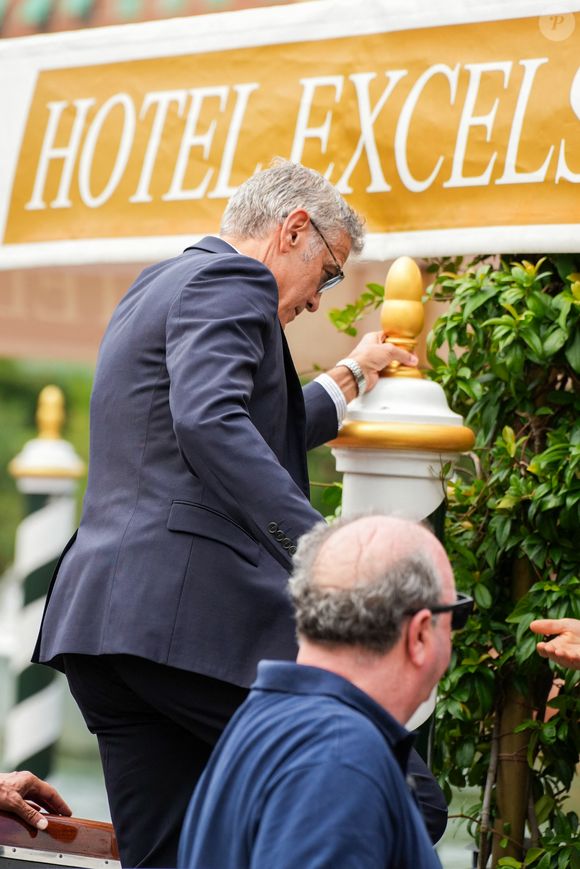 Il a fait le déplacement pour présenter son nouveau film intitulé "Jay Kelly"

George Clooney arrive à l'hôtel Excelsior durant la 82e édition du Festival international du film de Venise (La Mostra, ndlr) le mercredi 27 août 2025 en Italie. (Photo by Lucia Sabatelli / Bestimage)