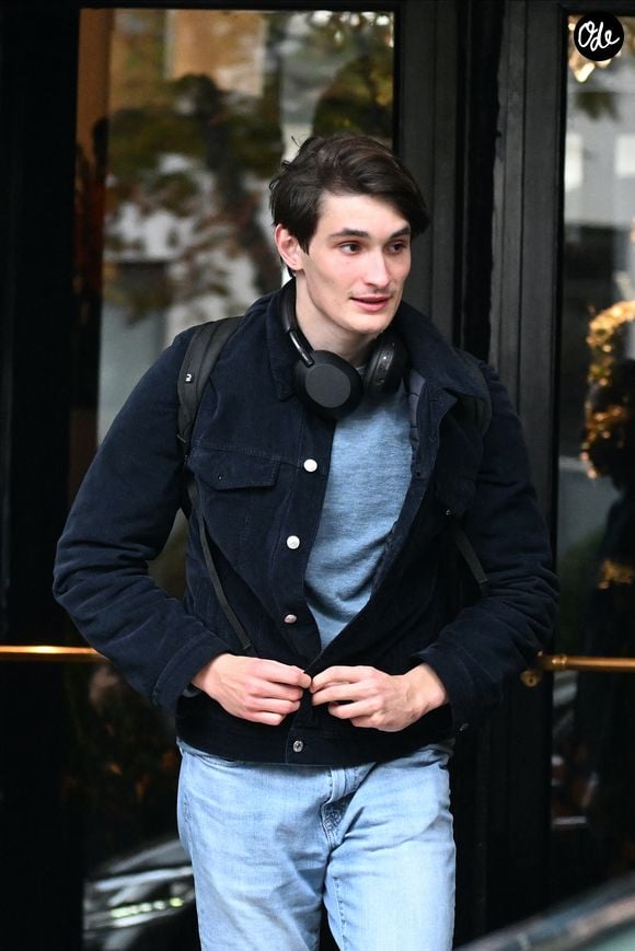 Il a aussi obtenu son diplôme à Sciences Po il y a peu.
Aurélien Enthoven (Fils de Carla Bruni) - La famille Sarkozy réunie au restaurant du "Four Seasons Hôtel George V" pour l'anniversaire de Giulia Sarkozy (14 ans) à Paris, France, le 19 octobre 2025. Nicolas profite au maximum de ses derniers jours de liberté avant son incarcération à la prison de la Santé mardi 21 octobre. © Bestimage