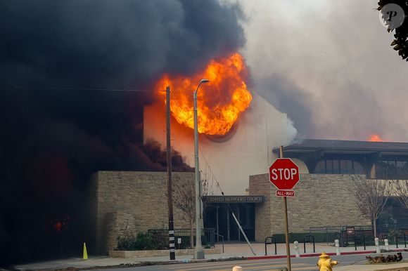 L’angoisse liée aux incendies qui ont dévasté plusieurs quartiers de Los Angeles semble faire place à un sentiment de soulagement, malgré l'horreur qui se déroule autour de lui...

Exclusif - L'église ou se rendent Jennifer Garner et Ben Affleck a été complètement détruite par l'incendie de Palisades le 8 janvier 2025.