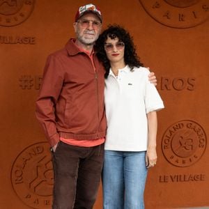 Éric Cantona et Rachida Brakni prennent la pose à Roland Garros pour les Internationaux de France le 7 juin 2025, à Paris, France. Photo Laurent Zabulon/Abaca