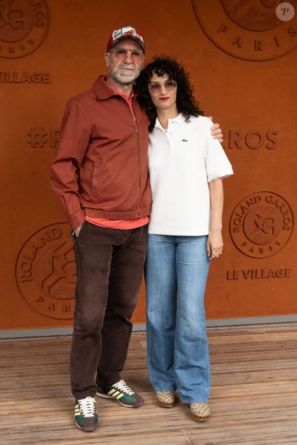 Éric Cantona et Rachida Brakni prennent la pose à Roland Garros pour les Internationaux de France le 7 juin 2025, à Paris, France. Photo Laurent Zabulon/Abaca