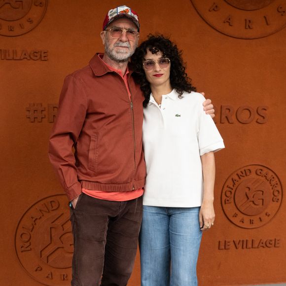 Éric Cantona et Rachida Brakni prennent la pose à Roland Garros pour les Internationaux de France le 7 juin 2025, à Paris, France. Photo Laurent Zabulon/Abaca