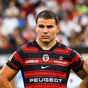 Après des mois d'une intensité folle sur les terrains, notre star nationale du rugby a décidé de décompresser.

Antoine Dupont (Stade Toulousain) - Les Toulousains remportent un quatrième Bouclier de Brennus d'affilée en battant Montpellier (28-20) en finale du Top 14 au stade de France. 
© Baptiste Autissier / PsnewZ / Bestimage