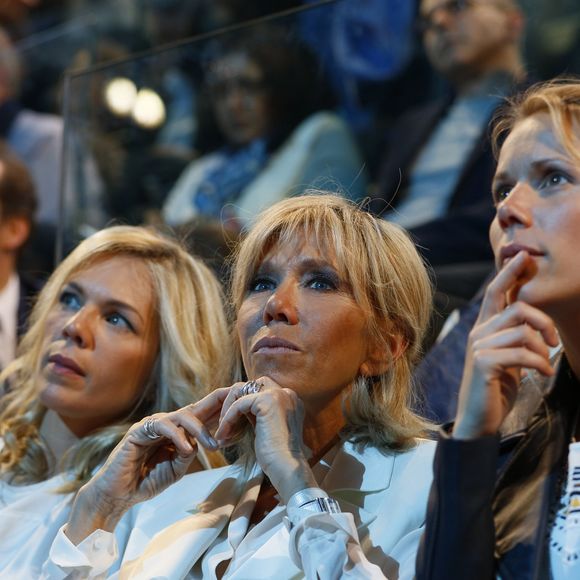 Brigitte Macron et ses filles Laurence Auzière Jourdan et Tiphaine Auzière - La famille, les amis et soutiens d'Emmanuel Macron dans les tribunes lors du grand meeting d'Emmanuel Macron à l'AccorHotels Arena à Paris, le lundi 17 avril 2017. © Dominique Jacovides - Sébastien Valiela / Bestimage