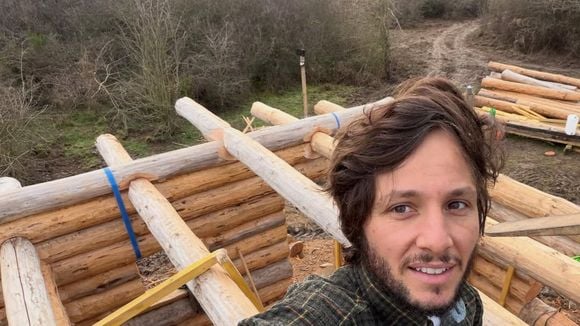 Vianney de retour dans sa cabane en bois qu'il a construite et qu'il a entièrement équipée pour enregistrer ses nouvelles chansons