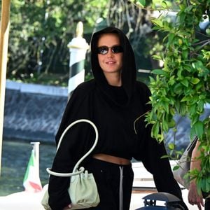 De quoi provoquer la colère de son père.

Adèle Exarchopoulos arrive sur le ponton de l'hôtel Excelsior lors de la 82ème édition du festival international du film de Venise (La Mostra), Italie, le 6 septembre 2025. © Manuele Mangiarotti/IPA via ZUMA Press/Bestimage