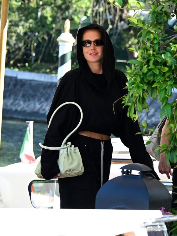De quoi provoquer la colère de son père.

Adèle Exarchopoulos arrive sur le ponton de l'hôtel Excelsior lors de la 82ème édition du festival international du film de Venise (La Mostra), Italie, le 6 septembre 2025. © Manuele Mangiarotti/IPA via ZUMA Press/Bestimage
