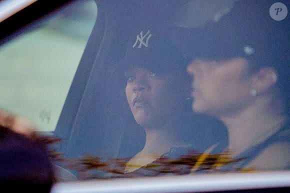 Los Angeles, Californie - EXCLUSIF - Rihanna, enceinte de son troisième enfant avec ASAP Rocky, a été vue en train de savourer un Fat Burger chaud sur le pouce, coincée dans les embouteillages. PHOTOGRAPHIÉE LE 24/05/2025 © Backgrid USA / Bestimage