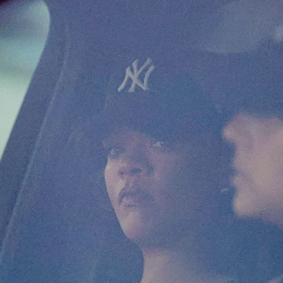 Los Angeles, Californie - EXCLUSIF - Rihanna, enceinte de son troisième enfant avec ASAP Rocky, a été vue en train de savourer un Fat Burger chaud sur le pouce, coincée dans les embouteillages. PHOTOGRAPHIÉE LE 24/05/2025 © Backgrid USA / Bestimage