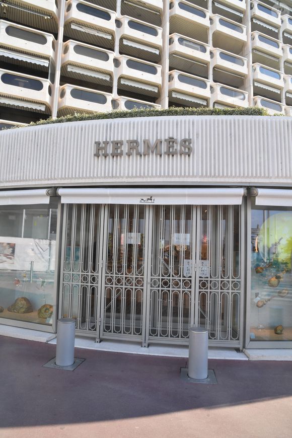 Cette saga illustre les conflits cachés autour des grandes fortunes, où l’argent, la confiance et la loyauté se confrontent dans des batailles judiciaires et humaines.

Hermès à Cannes © Lionel Urman / Panoramic / Bestimage