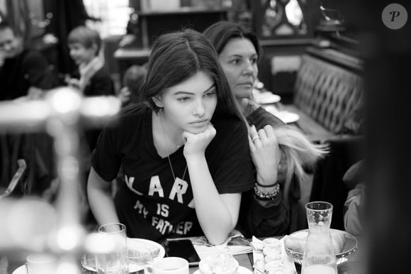 Exclusif -  Thylane Blondeau et sa mère Véronika Loubry pendant le petit déjeuner avant de rejoindre le cinéma avant de se rendre à l'avant-première du film "Belle et Sébastien : l'aventure continue" au Gaumont Opéra à Paris, le 29 novembre 2015. © Romuald Meigneux / Bestimage