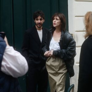 Charlotte Gainsbourg et son fils Ben Attal lors de la cérémonie de dévoilement de la plaque "Maison des Illustres" de la Maison Gainsbourg à Paris, France, le 2 avril 2024. © Christophe Clovis/Bestimage