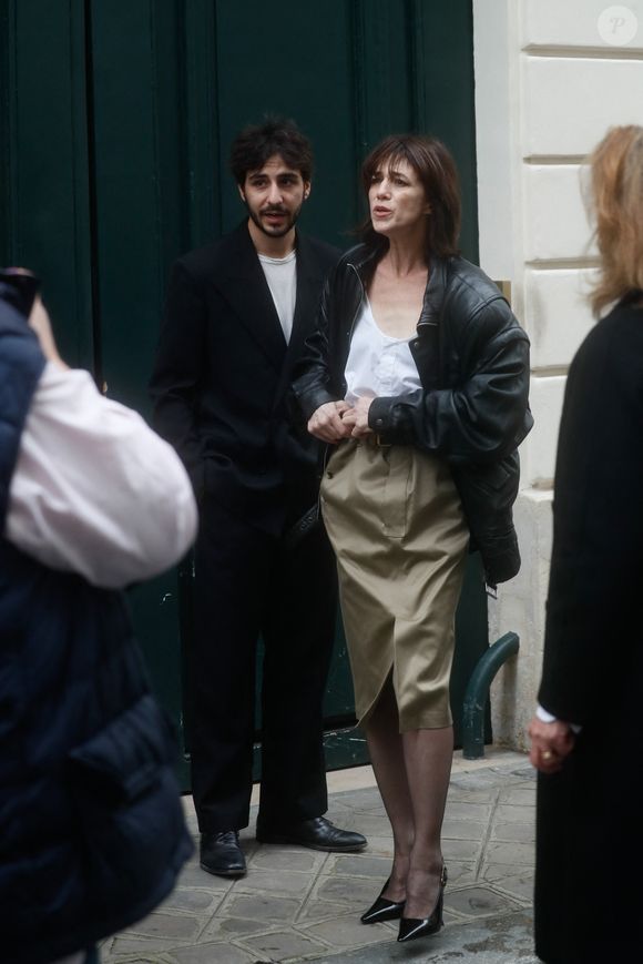 Charlotte Gainsbourg et son fils Ben Attal lors de la cérémonie de dévoilement de la plaque "Maison des Illustres" de la Maison Gainsbourg à Paris, France, le 2 avril 2024. © Christophe Clovis/Bestimage