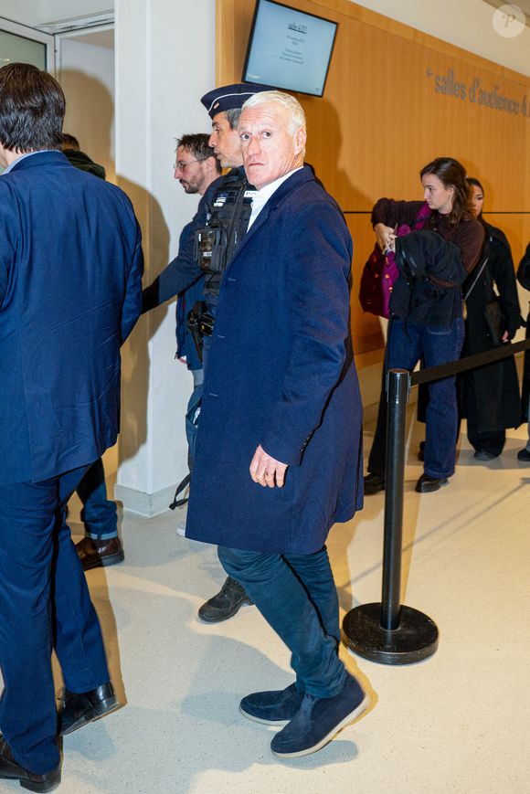 Le champion du monde 98 reproche à Daniel Riolo d’avoir tenu des propos diffamatoires à plusieurs reprises

Didier Deschamps - Arrivées au tribunal correctionnel de Paris en marge du procès en diffamation entre Didier Deschamps et Daniel Riolo. Le procès en diffamation opposant Didier Deschamps à Daniel Riolo s’est ouvert le 20 novembre 2025 devant la XVIIe chambre du tribunal correctionnel de Paris. © Pierre Perusseau/Bestimage
