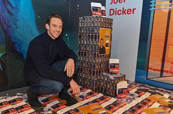 Joël Dicker présente son nouveau livre "Un animal sauvage" à la librairie Filigranes à Bruxelles, le 11 mars 2024. (Frederic Andrieu / Bestimage).