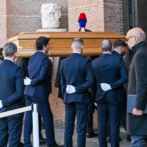 Les créateurs italiens Donatella Versace, Alessandro Michele et Pier Paolo Piccioli ont également assisté à la cérémonie

Rome, Italie : Rome, décès de Valentino Garavani - Funérailles dans la Basilique Santa Maria degli Angeli e dei Martiri - Sur la photo : arrivée du cercueil (Crédit image : © Maurizio D'Avanzo/IPA via ZUMA Press)