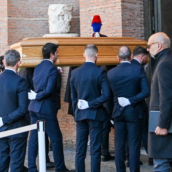 Les créateurs italiens Donatella Versace, Alessandro Michele et Pier Paolo Piccioli ont également assisté à la cérémonie

Rome, Italie : Rome, décès de Valentino Garavani - Funérailles dans la Basilique Santa Maria degli Angeli e dei Martiri - Sur la photo : arrivée du cercueil (Crédit image : © Maurizio D'Avanzo/IPA via ZUMA Press)