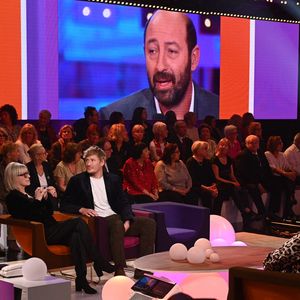 Exclusif - Julien Clerc, Josiane Balasko, Chantal Ladesou et Geremy Credeville lors de l'enregistrement de l'émission "Famille je vous aime" présentée par M.Drucker et qui sera diffusée le 29 décembre sur France 3, au studio Rive gauche, à Paris, France, le 2 décembre 2025. © Gaffiot-Perusseau/Bestimage