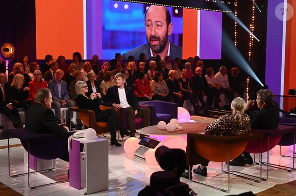 Exclusif - Julien Clerc, Josiane Balasko, Chantal Ladesou et Geremy Credeville lors de l'enregistrement de l'émission "Famille je vous aime" présentée par M.Drucker et qui sera diffusée le 29 décembre sur France 3, au studio Rive gauche, à Paris, France, le 2 décembre 2025. © Gaffiot-Perusseau/Bestimage